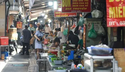 4 Tasty Hanoi Street Foods in Dong Xuan Market Alley