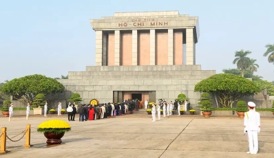 Ho Chi Minh Mausoleum in Hanoi - Complete Travel Guide 2026